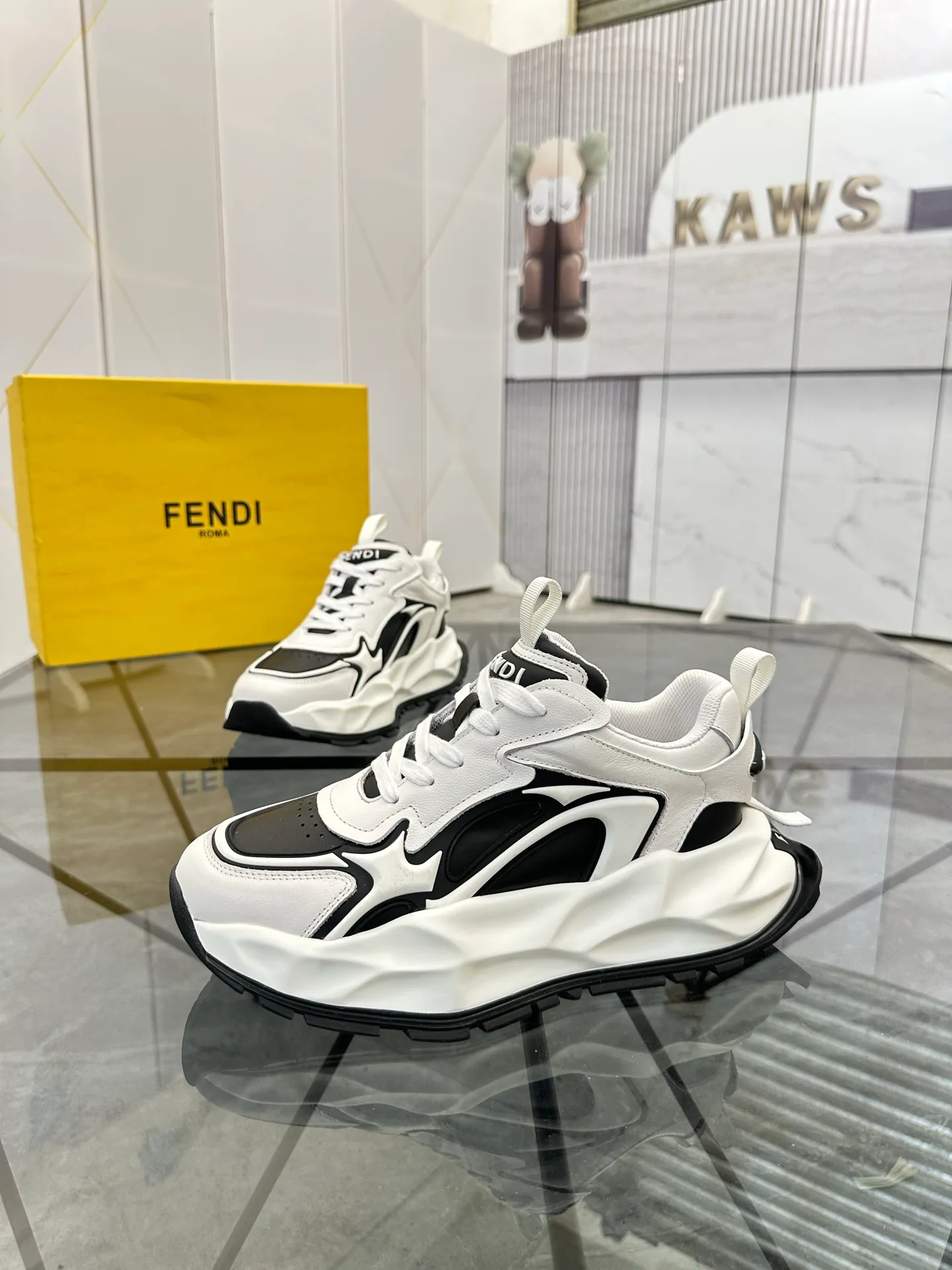Men's shoes: 💰P580¥ Product trademark: Fendi* "Fendi*" low-top sports shoes Regular size: 39-44 (can be customized to 38.45.46) Product material: imported cowhide upper, breathable lining, original outsole. No.: 0008